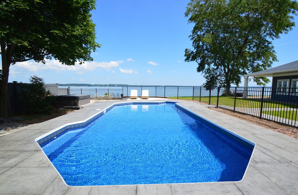 Exclusive House, 5 Bedrooms, Kitchen, Beachfront