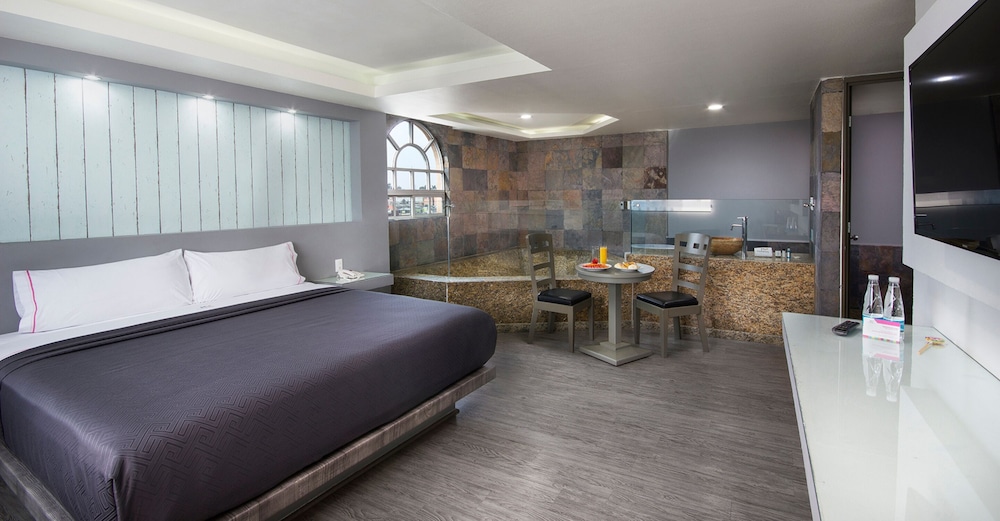 Junior Suite, 1 King Bed, Non Smoking photo 2