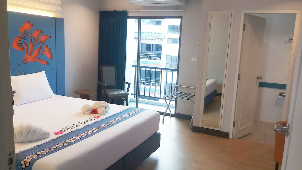 Deluxe Room, 1 King Bed, Non Smoking photo 3