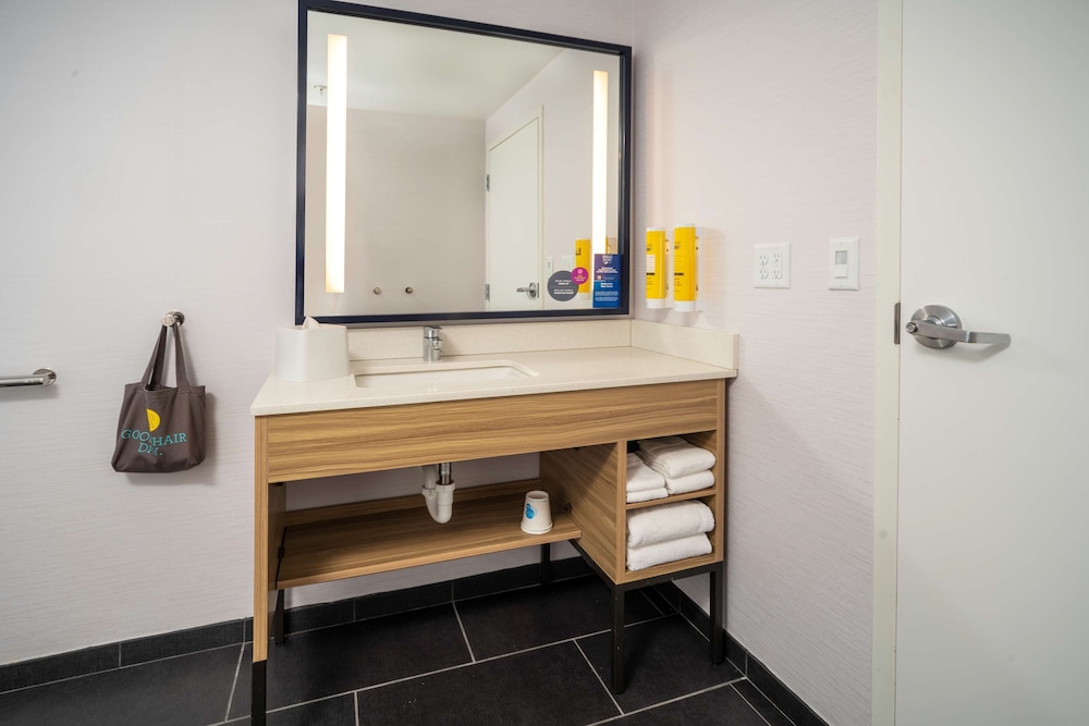 Room, 1 King Bed, Accessible (Roll-In Shower) - Photo 5