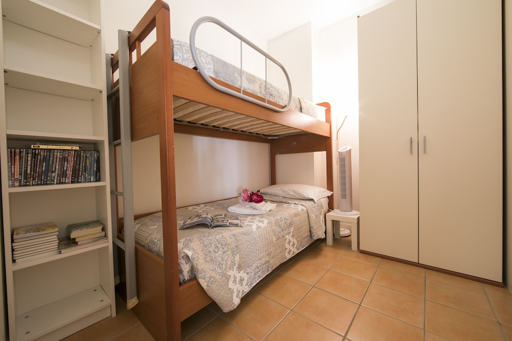 Family Apartment, 2 Bedrooms, Lakeside (Porto Letizia P9)