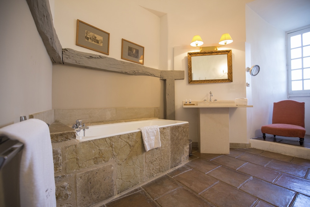 Signature Suite - Photo 13