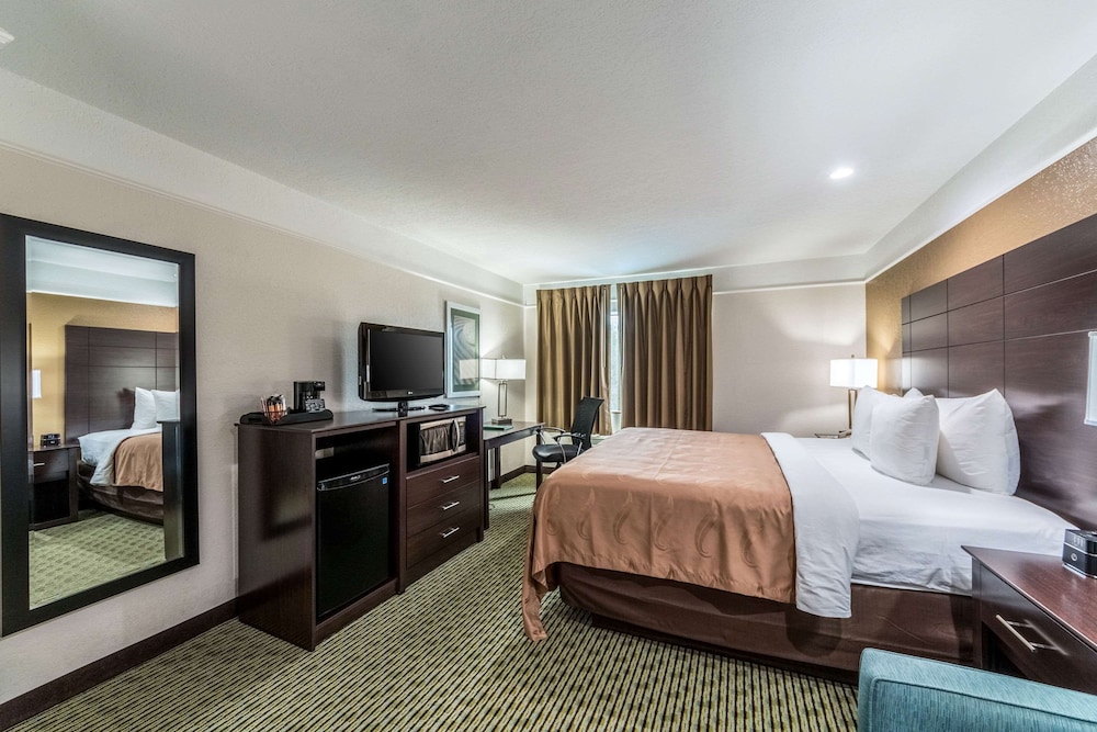 Standard Room, 1 King Bed, Non Smoking - Photo 2