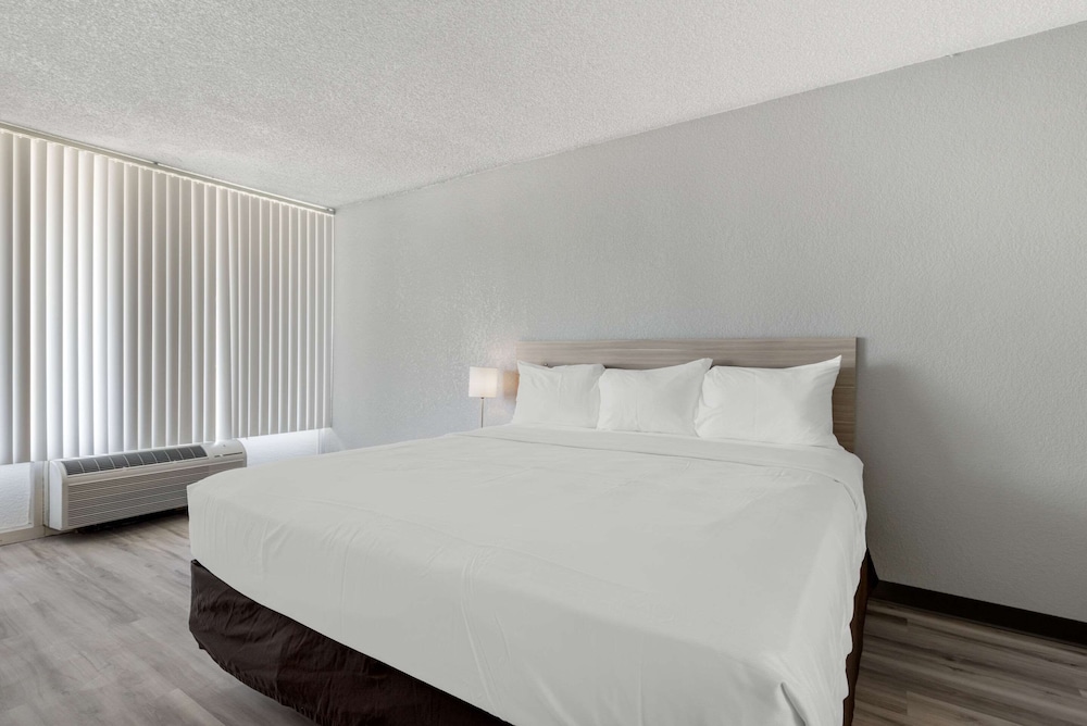 Standard Room, 1 King Bed, Non Smoking photo 1