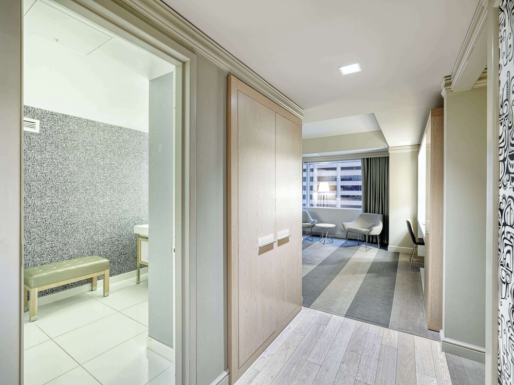 Room, 1 King Bed, Accessible (Mobility Roll In Shower)