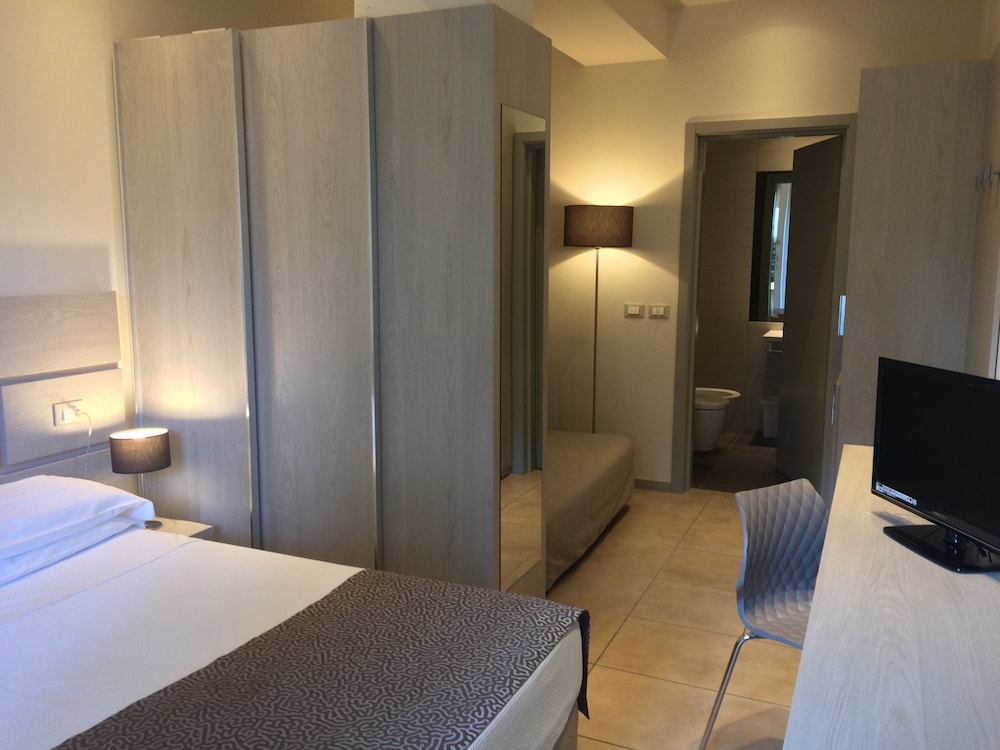 Deluxe Double or Twin Room - Photo 12