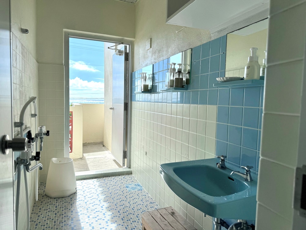 Room 207: Shared Shower & Toilet photo 2