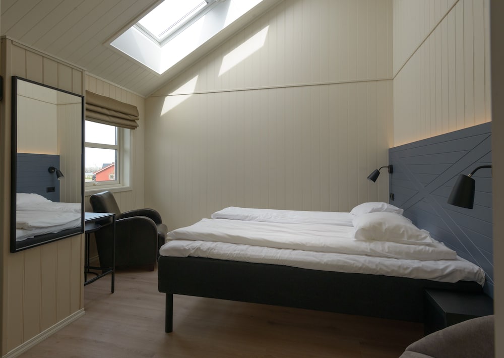 Twin Room (with Ceiling Window) photo 3