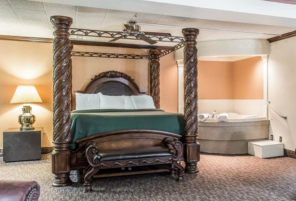 Premium Room, 1 King Bed, Non Smoking, Hot Tub photo 2