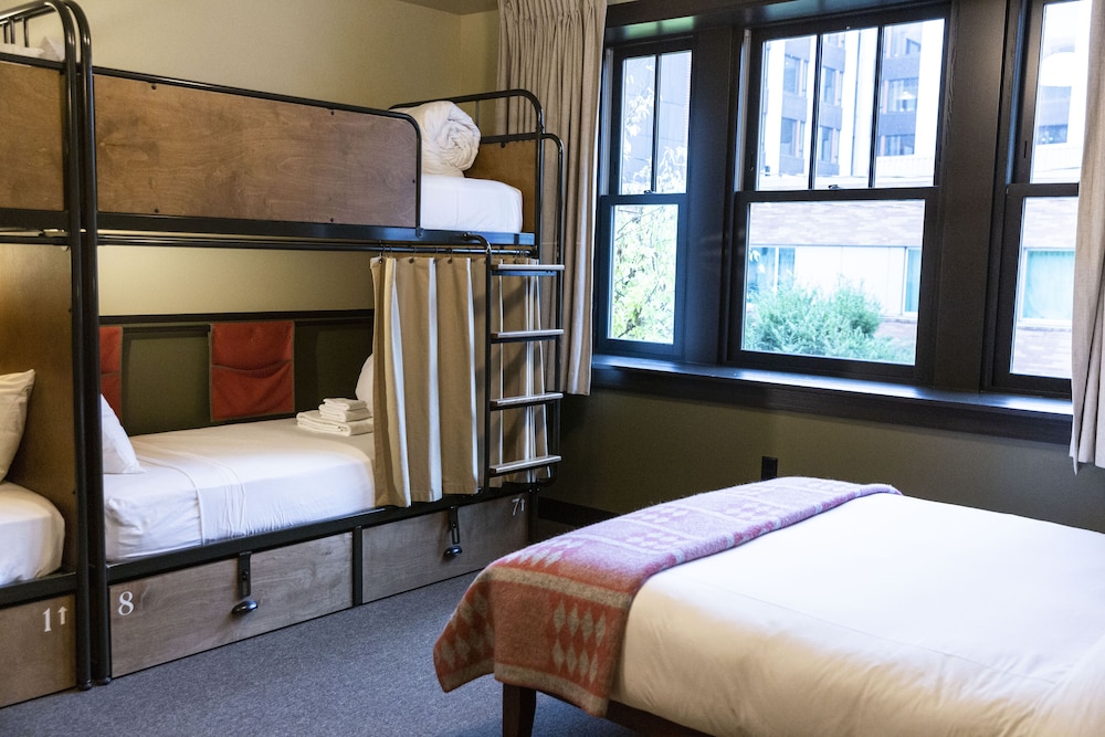 Deluxe Room, Multiple Beds, Ensuite (Family Room Ensuite)