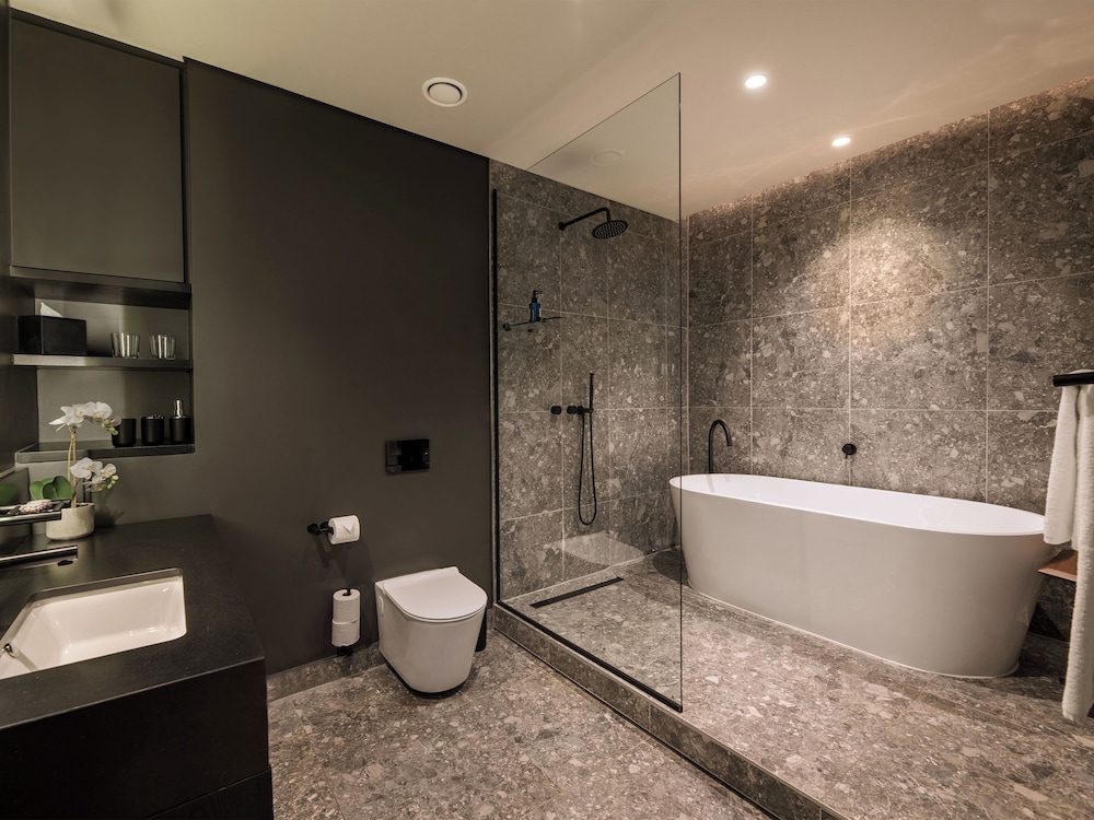 Executive Suite - Photo 7