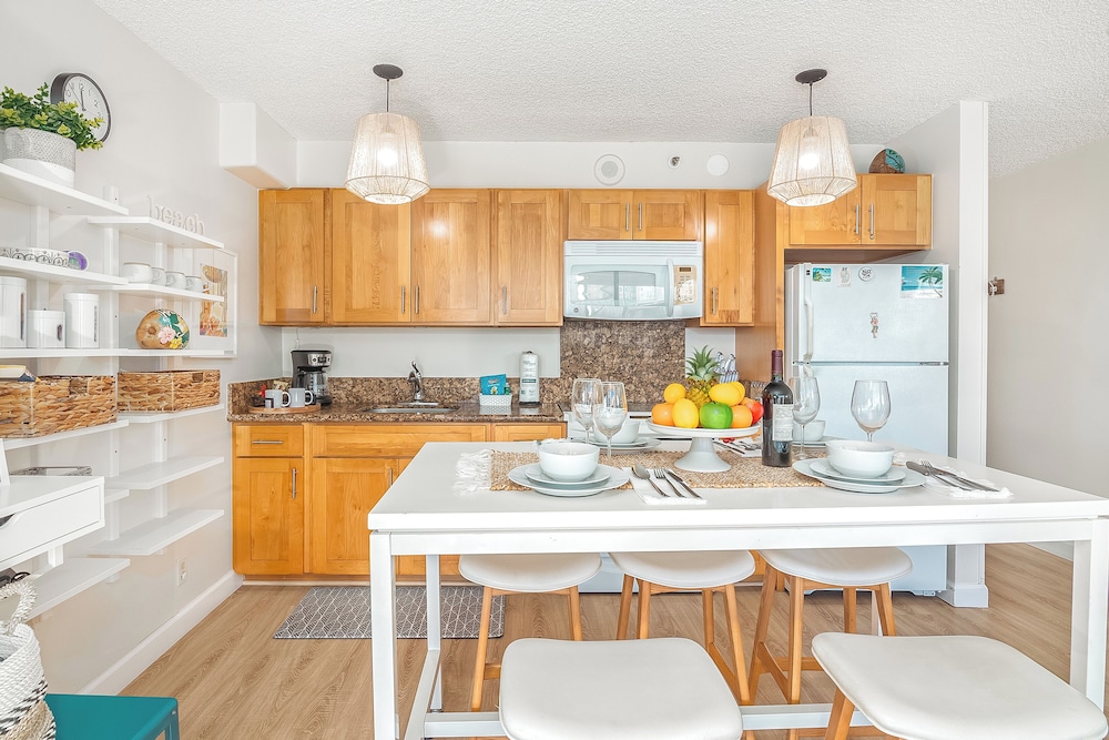 Premium Remodeled Condo with Ocean View and Parking: Premium Apartment, 1 Queen Bed with Sofa bed, Ocean View (0161) photo