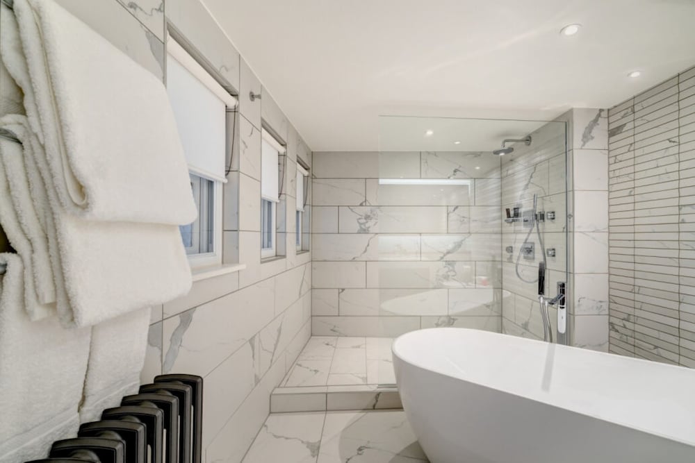 Signature Suite, 1 King Bed, Fireplace with Club Lounge Access thumbnail 5