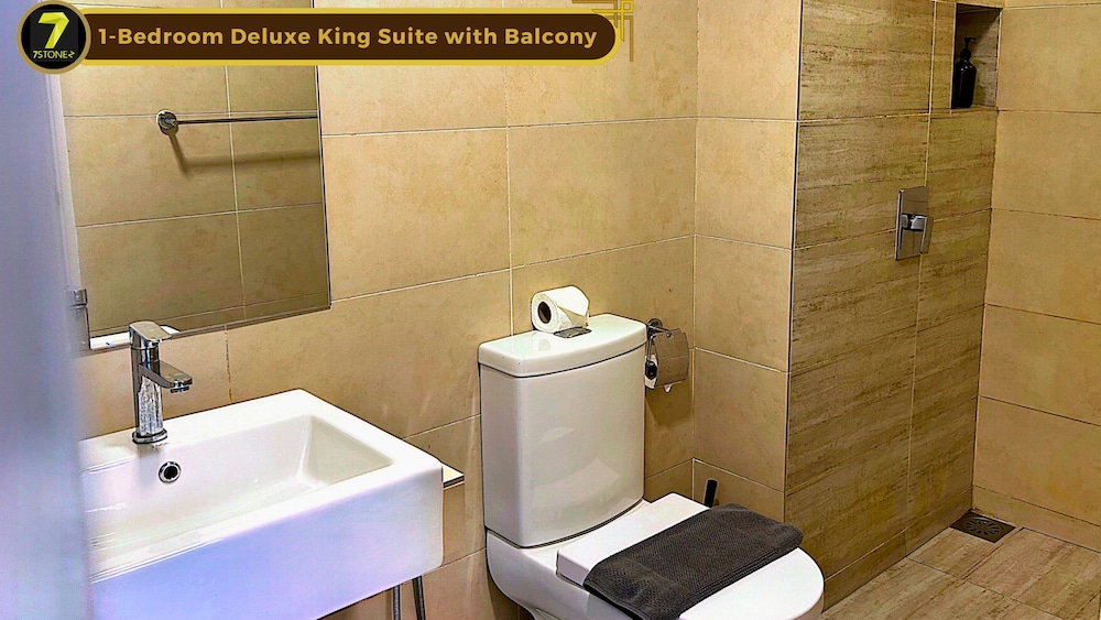 1-Bedroom Deluxe King Suite with Balcony - Photo 4