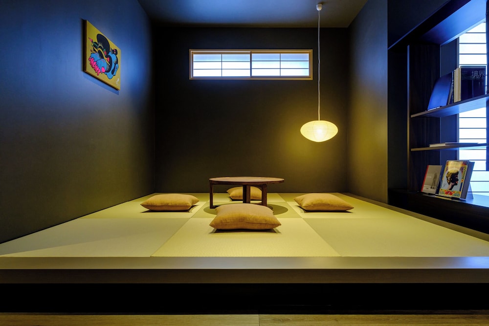 Premium Twin Room thumbnail 6