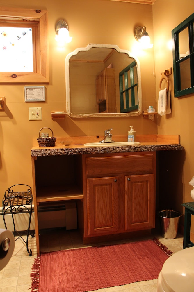 Deluxe Single Room, 1 Queen Bed, Ensuite, Lake View ( Moose Room) photo 2