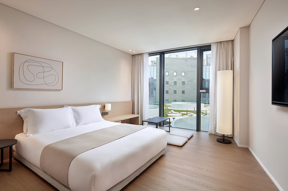 [Camellia Bath Stay] Deluxe Ondol Garden View + Bath Powder + Cosmetic kit + Check out 1PM