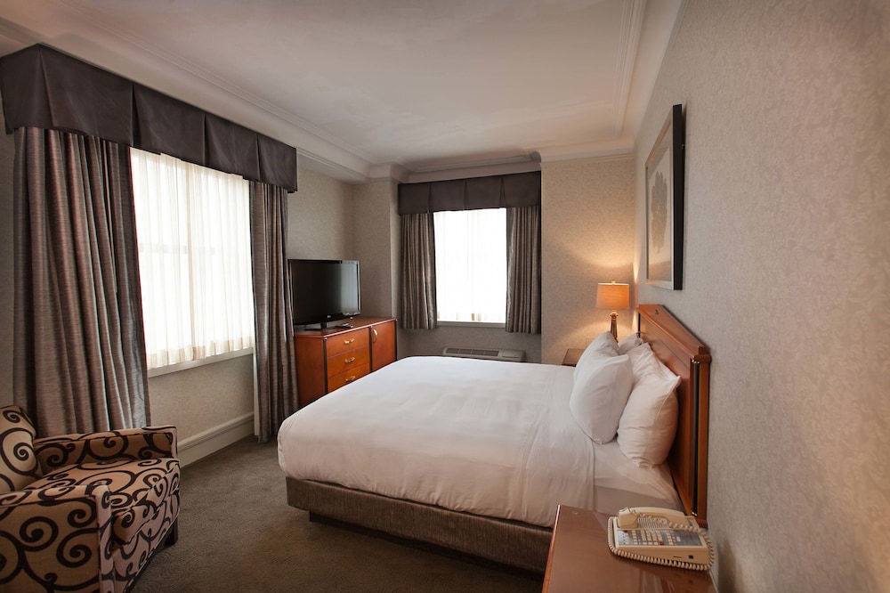 Suite, 1 King Bed (Authors) photo 2