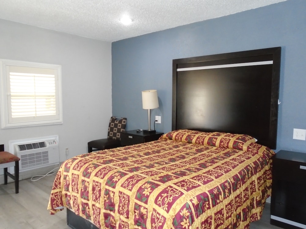 Room, 1 King Bed photo 1