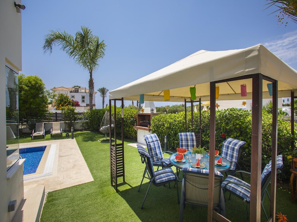 Villa photo 3