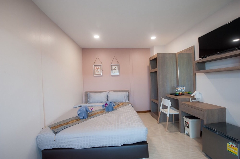 Premium Single Room, 1 Queen Bed photo 2