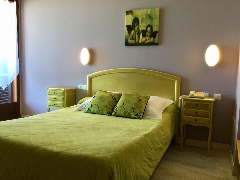 Double or Twin Room, Ensuite - Photo 2