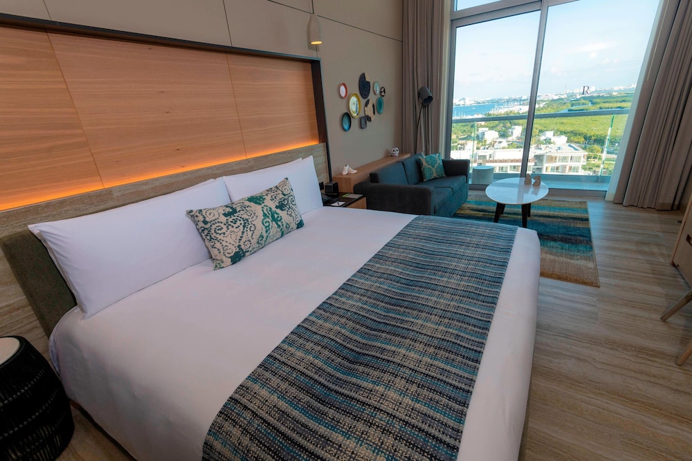Room, 1 King Bed with Sofa bed, Ocean View (Balcony) - Photo 1