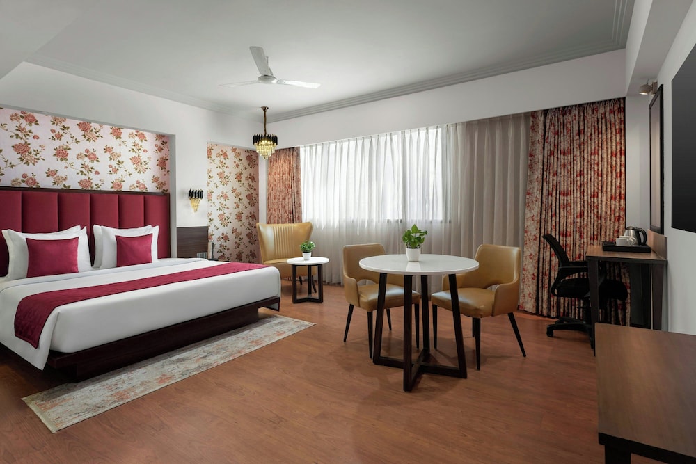 Classic Room, 1 King Bed, Mountain View - Photo 1