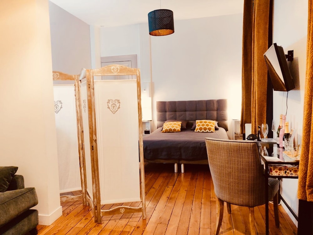 Quadruple Room, 1 Double Bed with Sofa bed (Mon Plaisir) photo 3