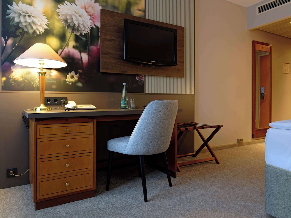 Standard Room, 1 Queen Bed photo 3