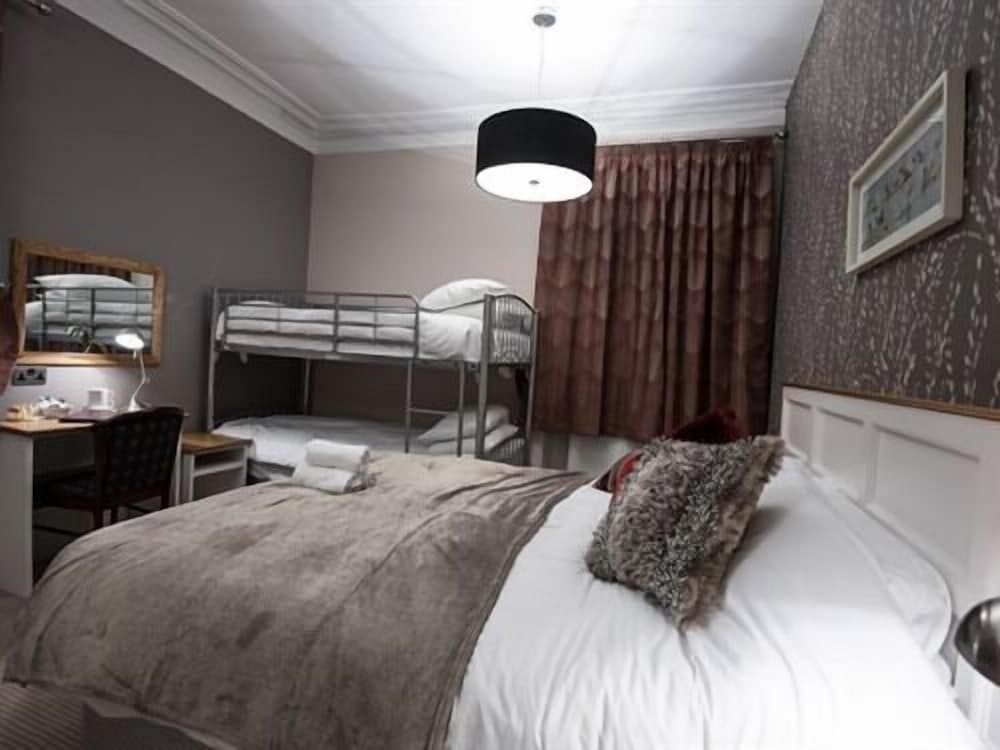 Suite, Ensuite photo 1