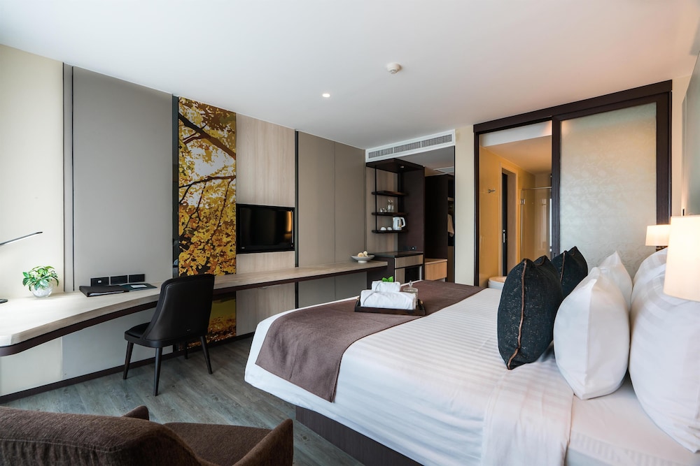 Deluxe Room, 1 King Bed, Non Smoking, Balcony photo 2
