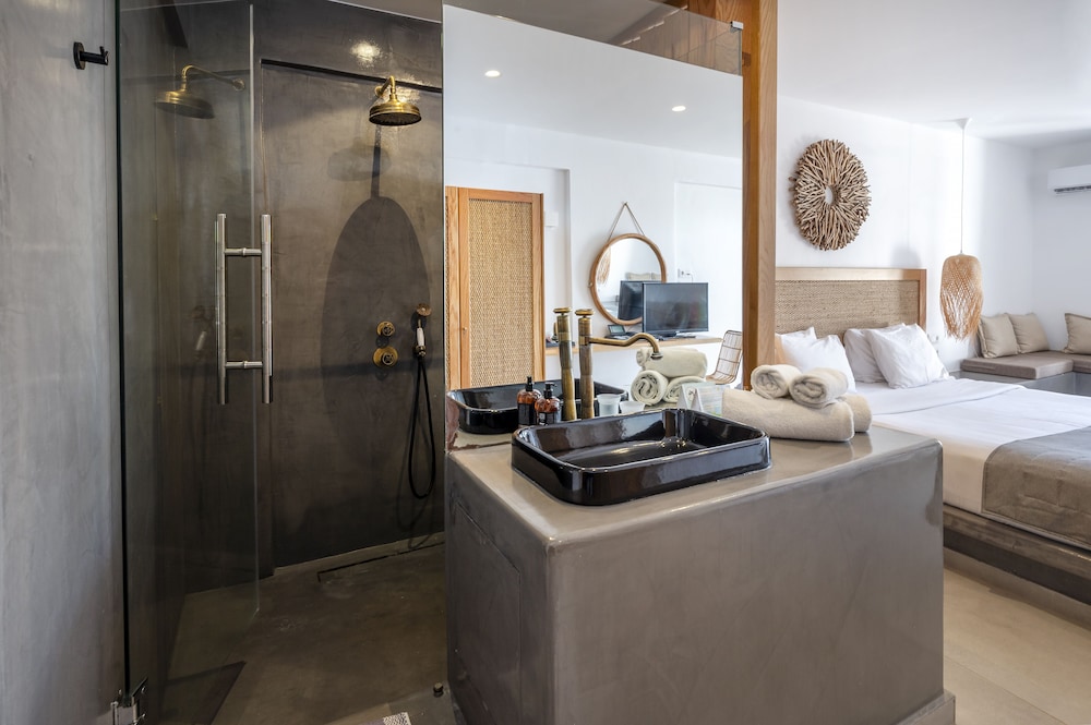 Junior Suite with sharing pool - Photo 4