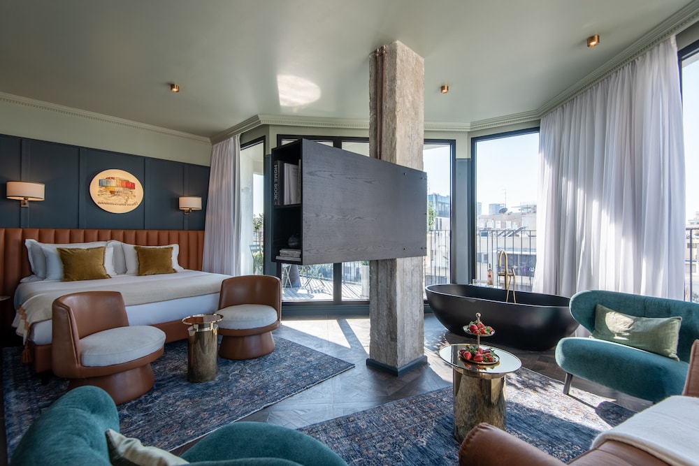 Studio Suite, Bathtub