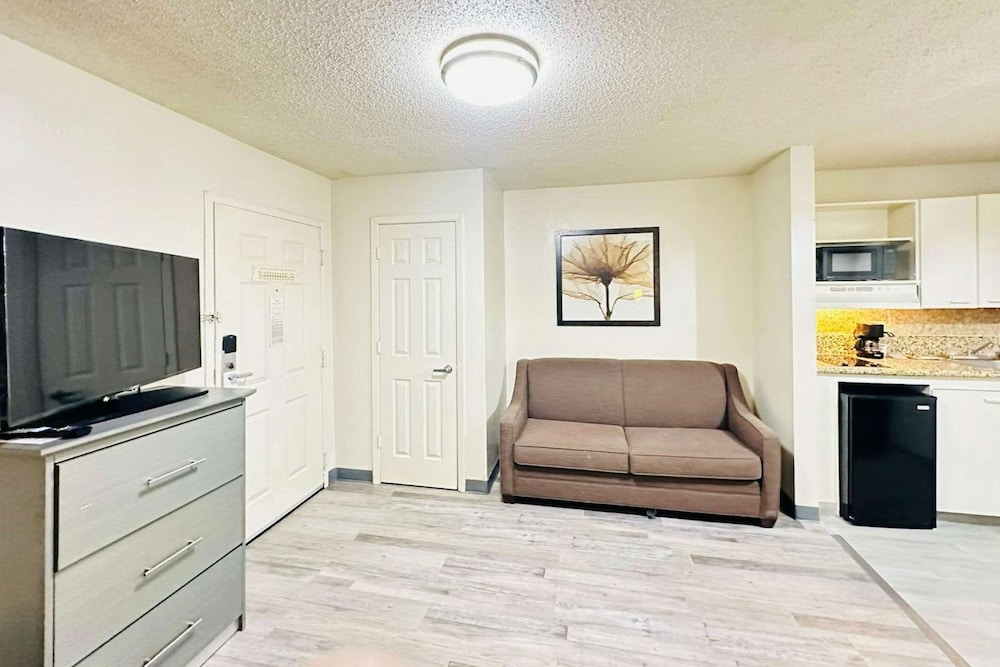 Room, 1 Queen Bed with Sofa bed, Non Smoking (Efficiency) - Photo 3