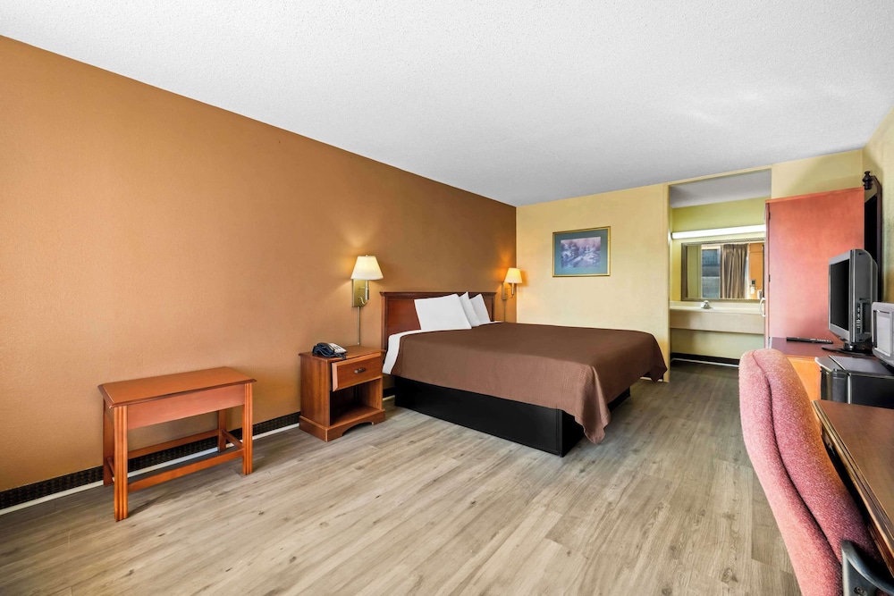 Standard Room, 1 King Bed, Smoking - Photo 1