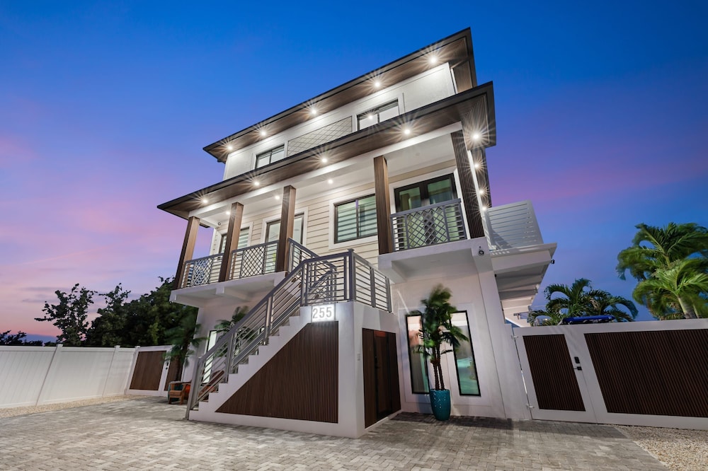 Luxury Seaside Escape ~ Heated Pool w Jacuzzi ~ Elevator ~ Dock ~ Scenic Views, Billede 40