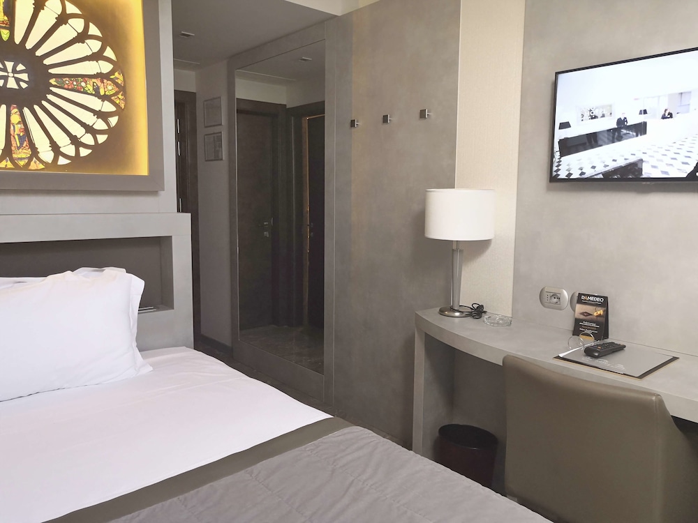 Classic Room, 1 Double Bed, Non Smoking (Small Room) - Photo 2