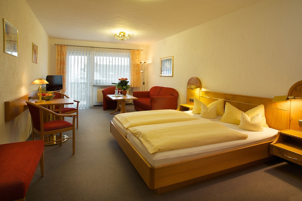 Comfort Room, 1 Queen Bed with Sofa bed, Balcony, Garden View photo 2