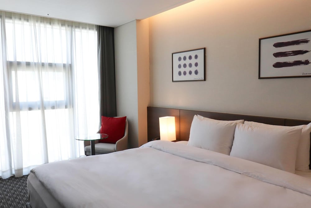 Club Room, 1 Queen Bed, Non Smoking - Photo 6
