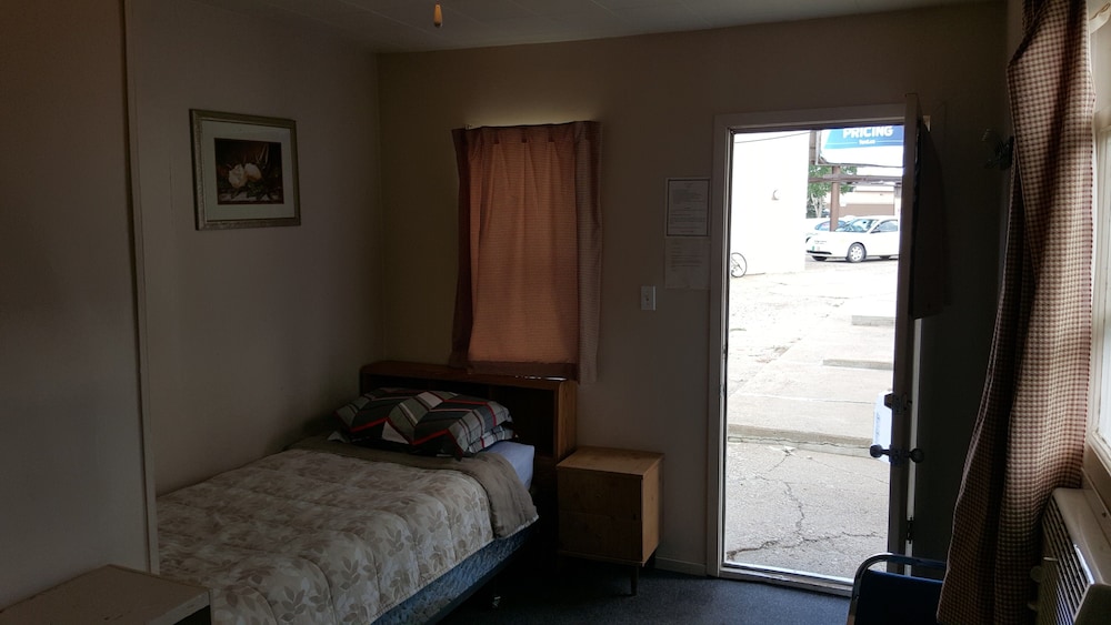 Basic Room, 1 Twin Bed, Smoking, Refrigerator & Microwave photo 3