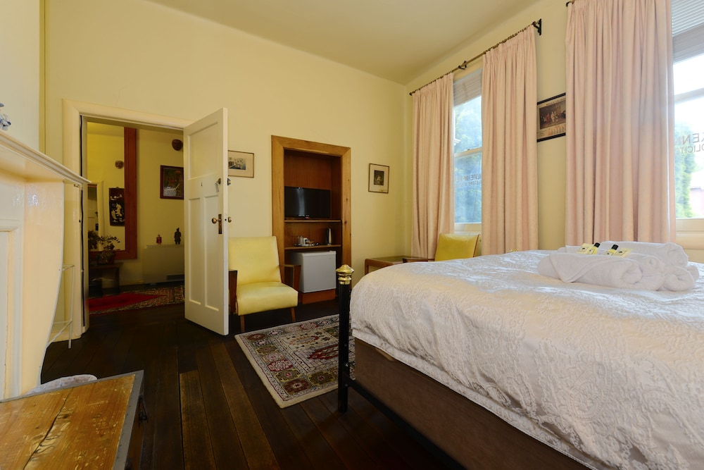 Standard Suite, 1 Bedroom, Shared Bathroom (Queen Suite) photo 2
