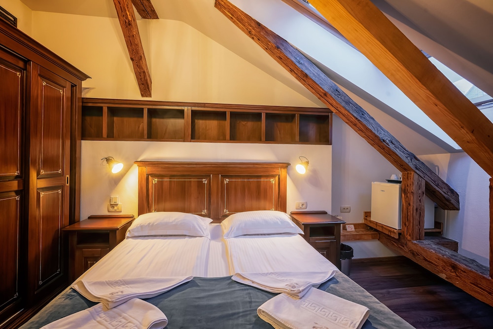 Double Room, 1 Queen Bed