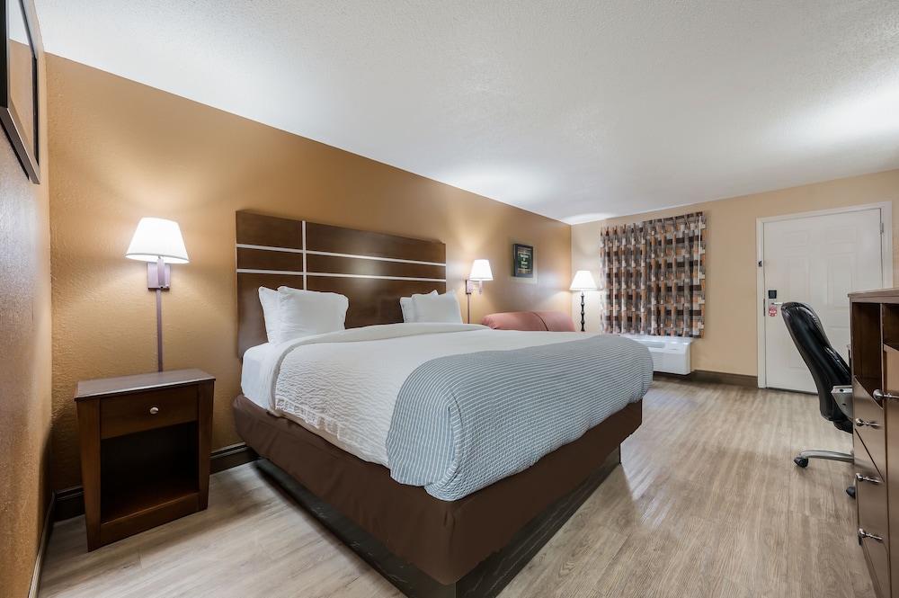 Standard Room, 1 King Bed, Smoking - Photo 1