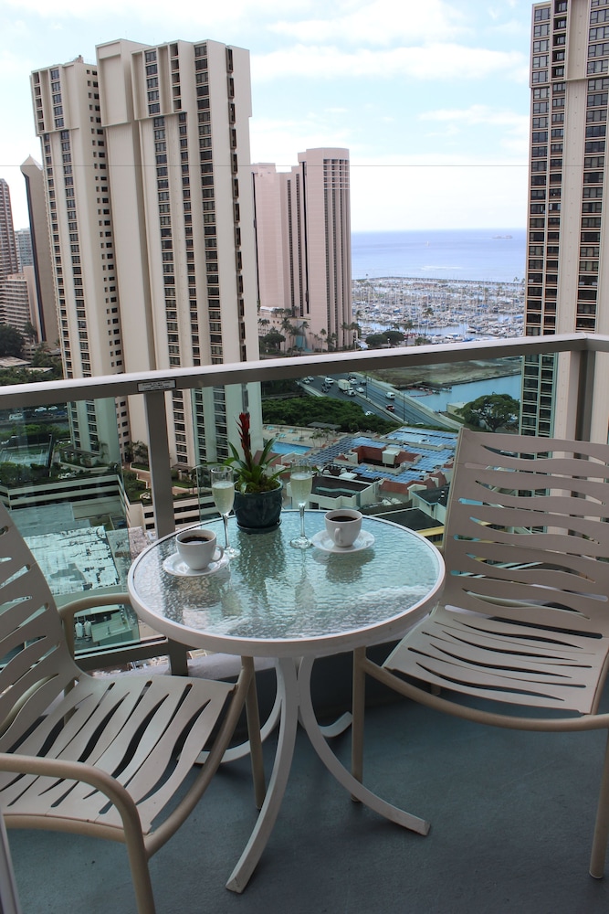 Superior Room, Ocean View (Waikiki Tower) - Photo 10