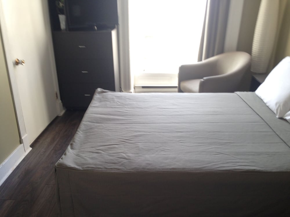 Queen size bed Room, Private Bathroom - Photo 1