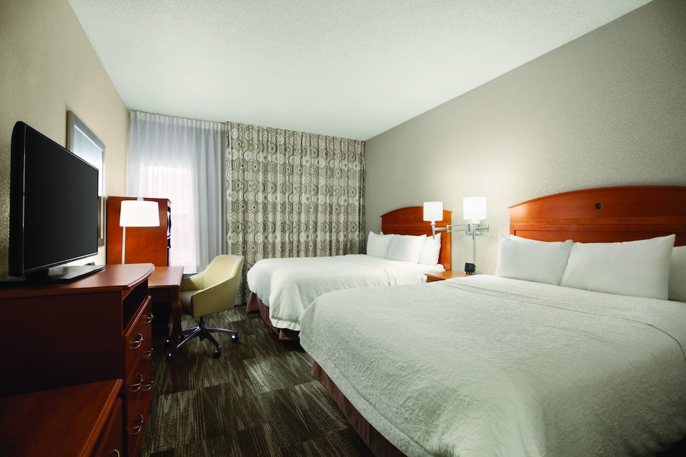 Room, 2 Queen Beds, Accessible (Roll-in Shower)