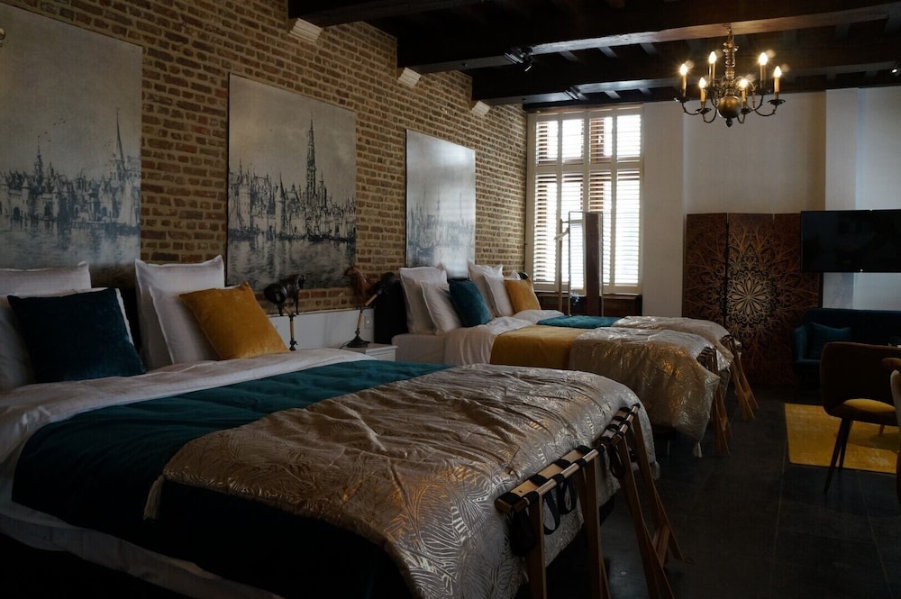 Luxurious Holy Roman Empire Suite