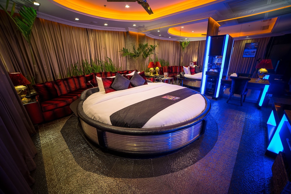 New Millennium Penthouse 2-Bedroom Suite, 2 Big Round Beds - Photo 2