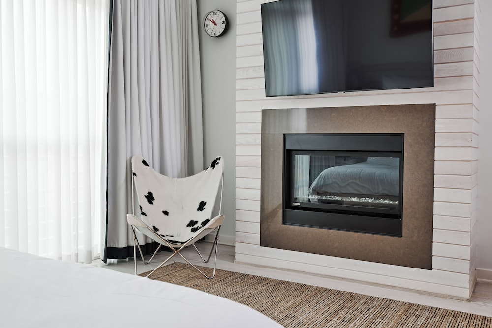 Deluxe Room, 1 King Bed, Fireplace photo 3